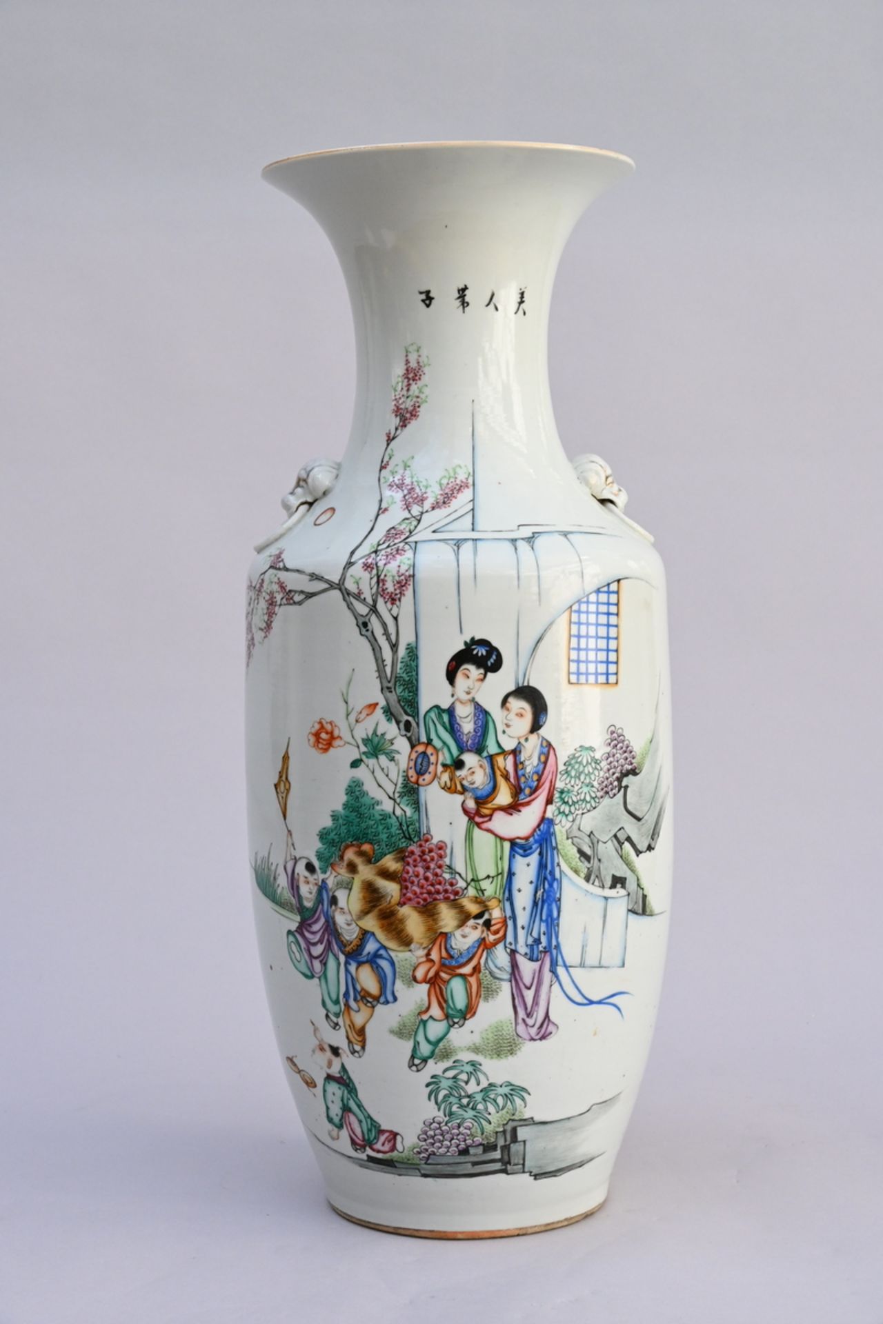 Chinese famille rose vase 'elegant ladies with playing children' (h58cm) (*)