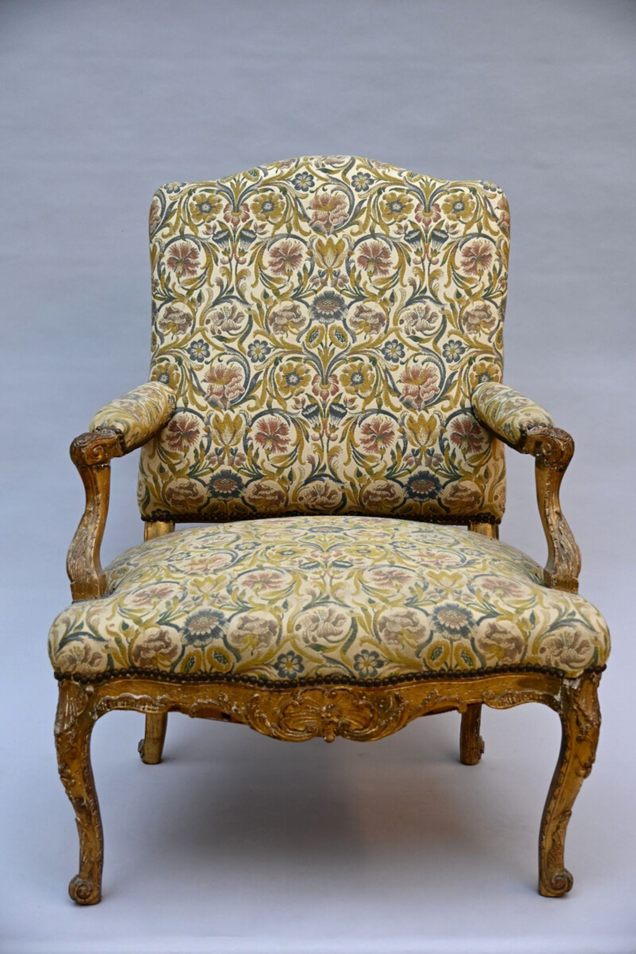 Louis XV seat in gilded wood, 18th century (105x74x64cm)