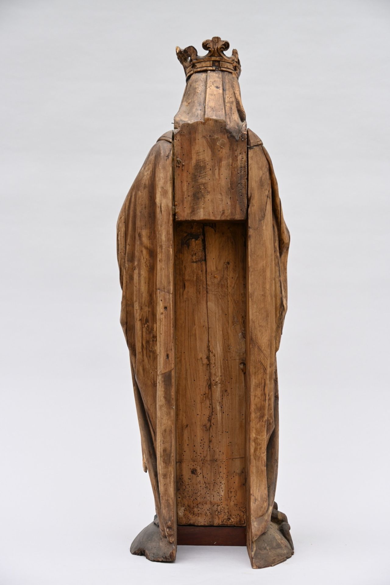 Madonna with child in carved wood, France (h 104cm) (*) - Image 3 of 4