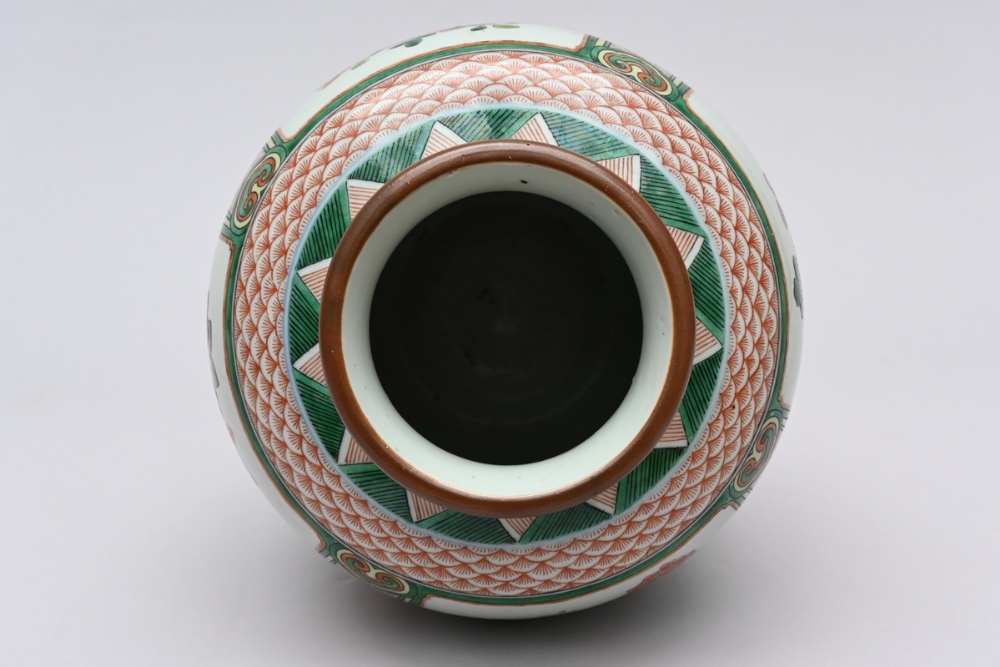 A Chinese wucai vase, 19th century (h31cm) - Image 3 of 4
