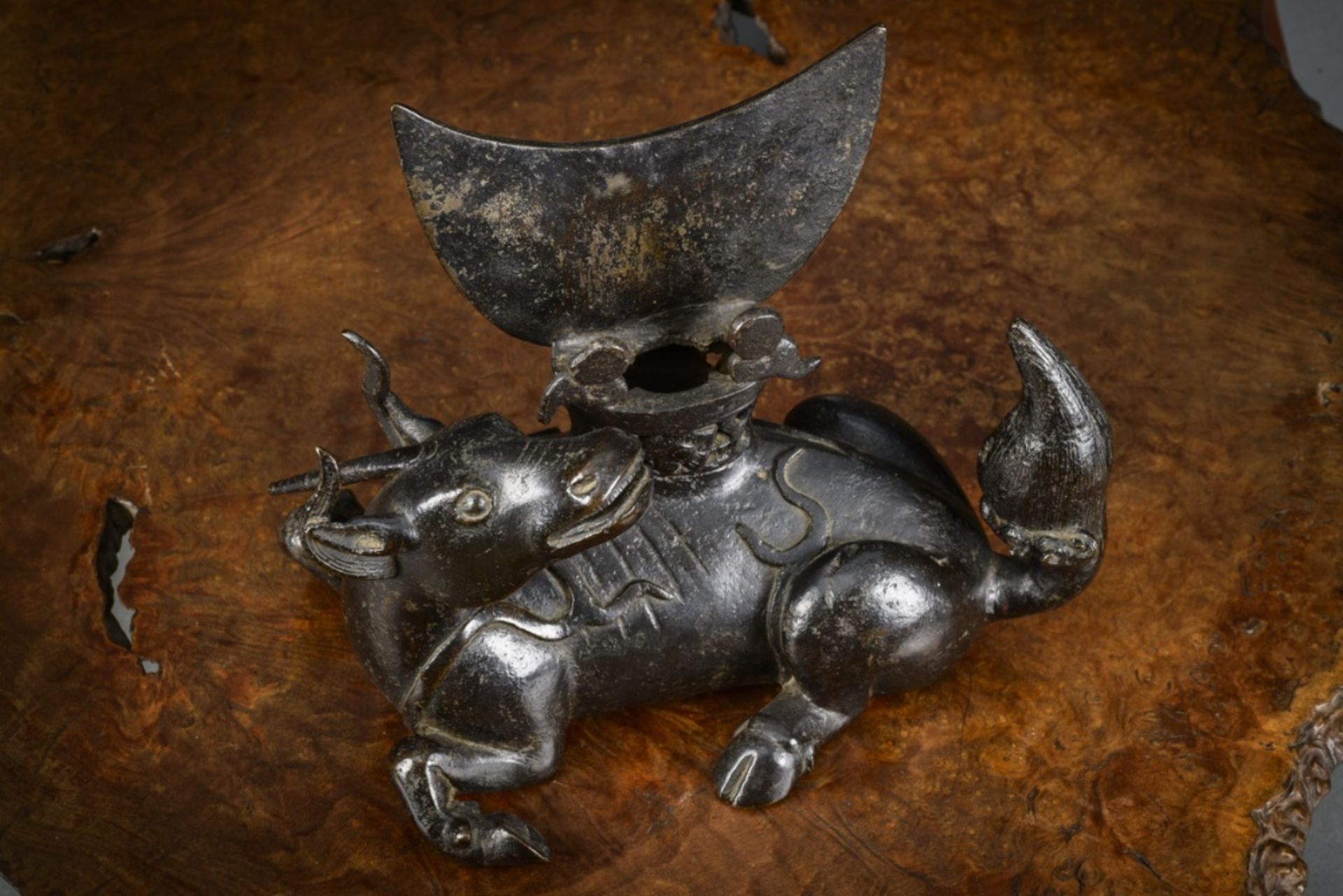 Large Chinese mirror holder in bronze 'Mythical animal', Ming dynasty (22x26x18cm) - Image 7 of 8