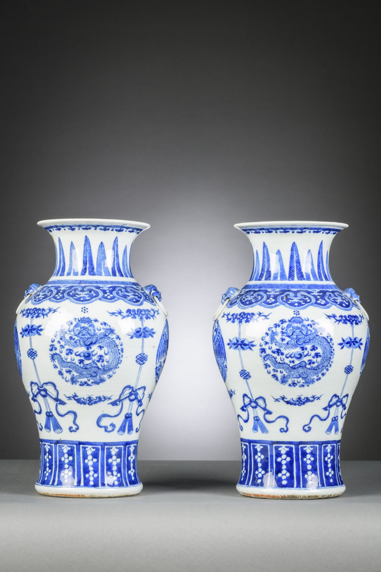 A pair of Chinese blue and white vases 'dragons and phoenixes', 19th century (h40cm)