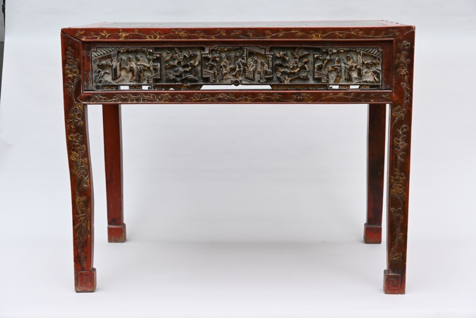Chinese table in red lacquer with openwork panels, Qing dynasty (75x95x52cm) (*) - Image 3 of 5