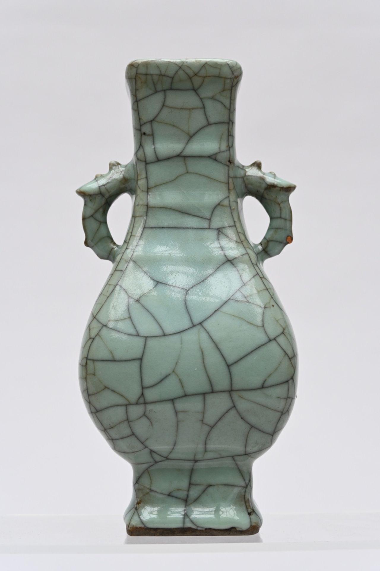 A guan crackled vase, Qing dynasty (h21cm)