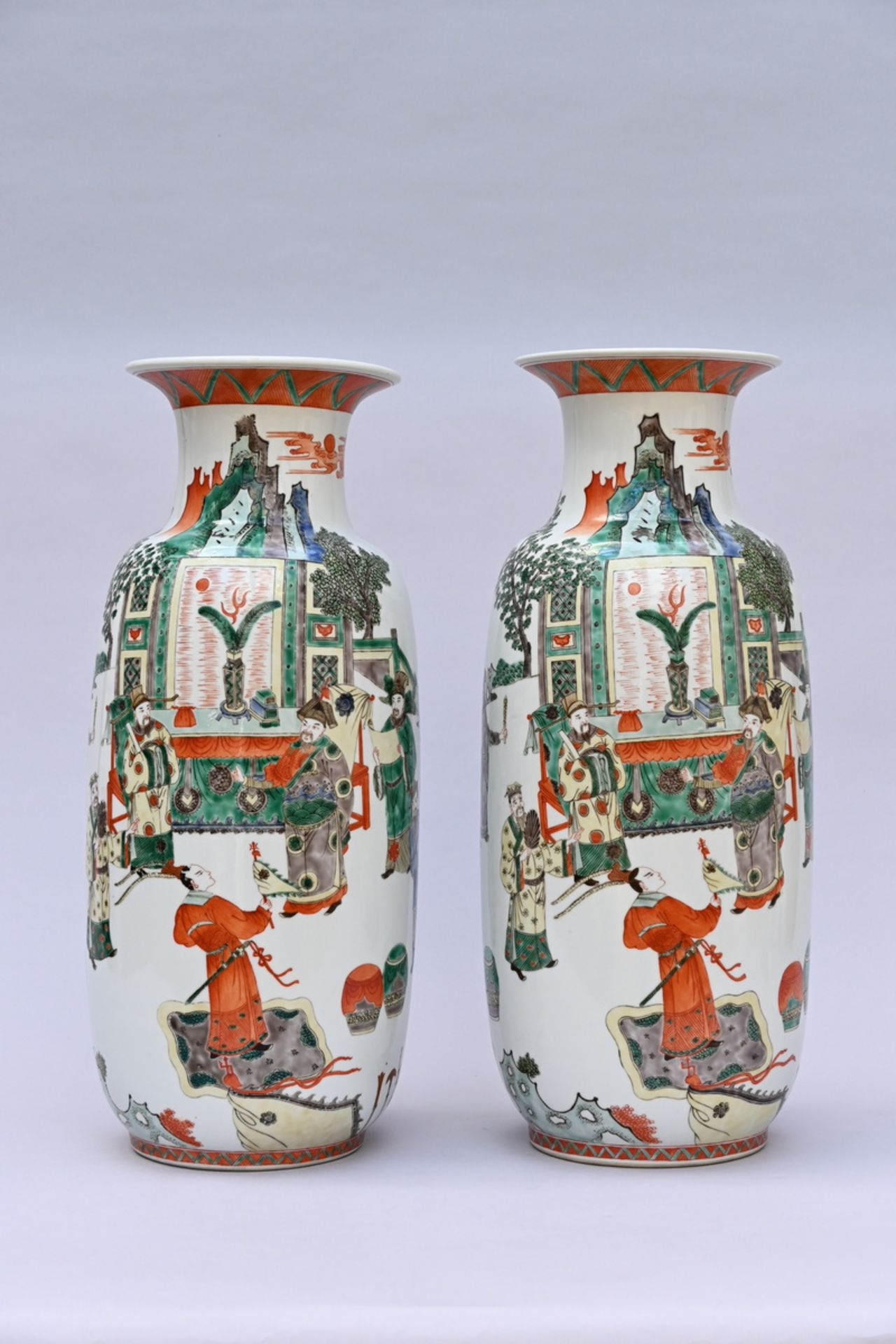 Two vases in famille verte porcelain 'court scene' (h60.5cm) (*)