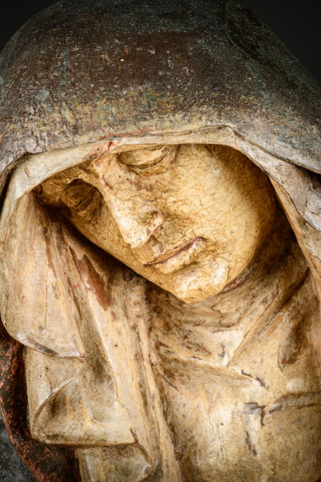 A large Pieta in polychrome wood, 15th - 16th century (90x55cm) - Image 3 of 5