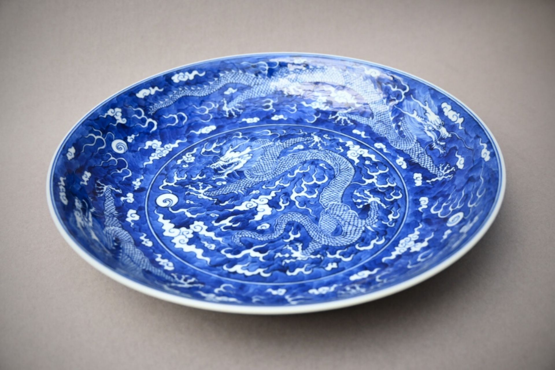 A dish in Chinese blue and white porcelain 'dragons', marked (dia 22.5 cm) - Image 4 of 5