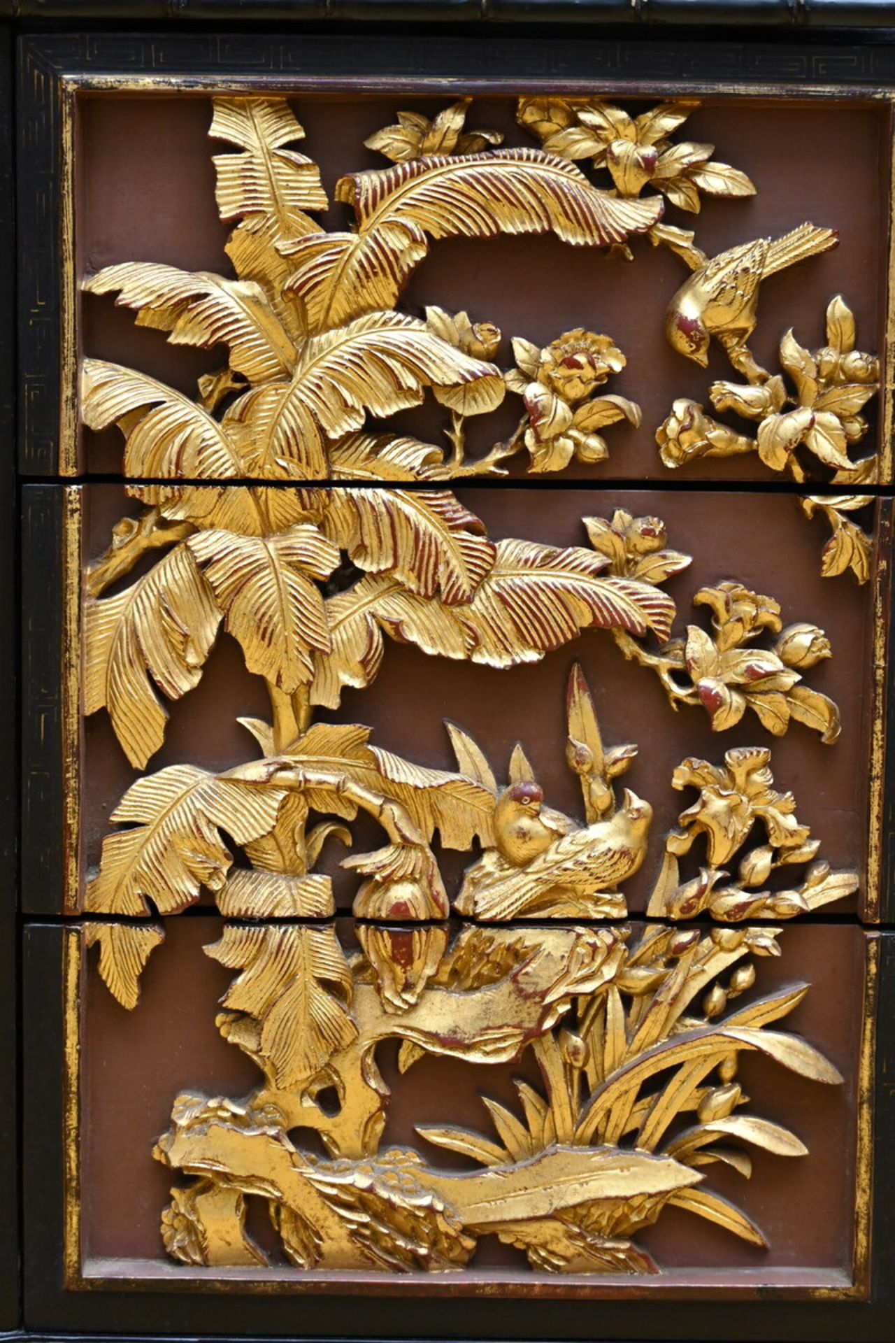 Desk with carved gilt Chinese panels (84x132x71cm) (*) - Bild 3 aus 5