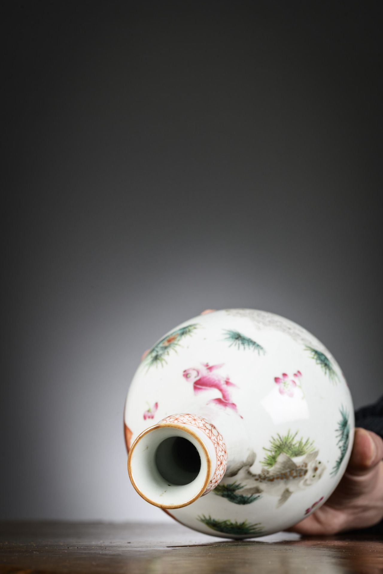 A Chinese famille rose vase 'fish', Qianlong period (h24cm) - Bild 6 aus 6