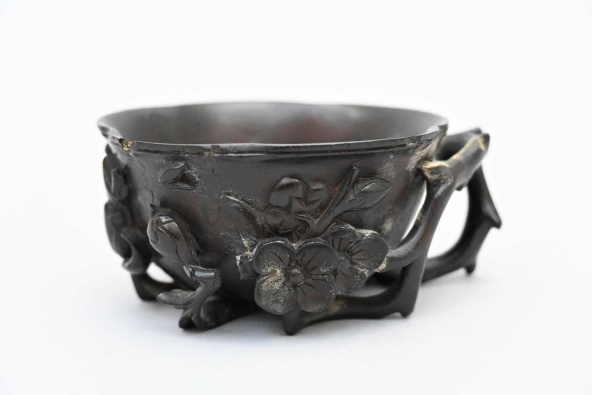 A Chinese libation cup in hardwood, Qing dynasty (5x10x8.50cm) (*) - Image 2 of 4