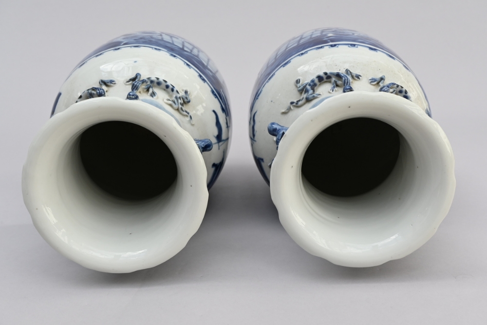 Pair of Chinese blue and white porcelain vases 'view of a harbour' (h36cm) (*) - Image 3 of 7