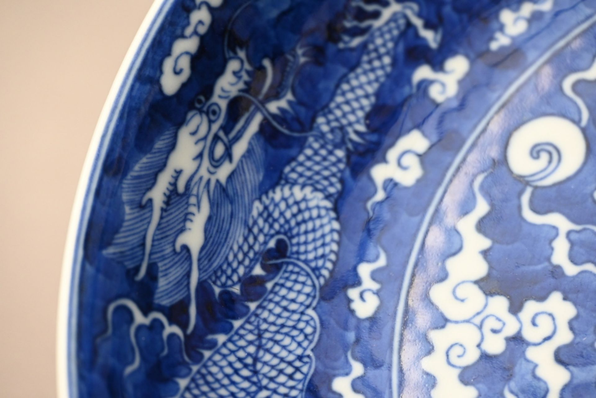 A dish in Chinese blue and white porcelain 'dragons', marked (dia 22.5 cm) - Image 5 of 5