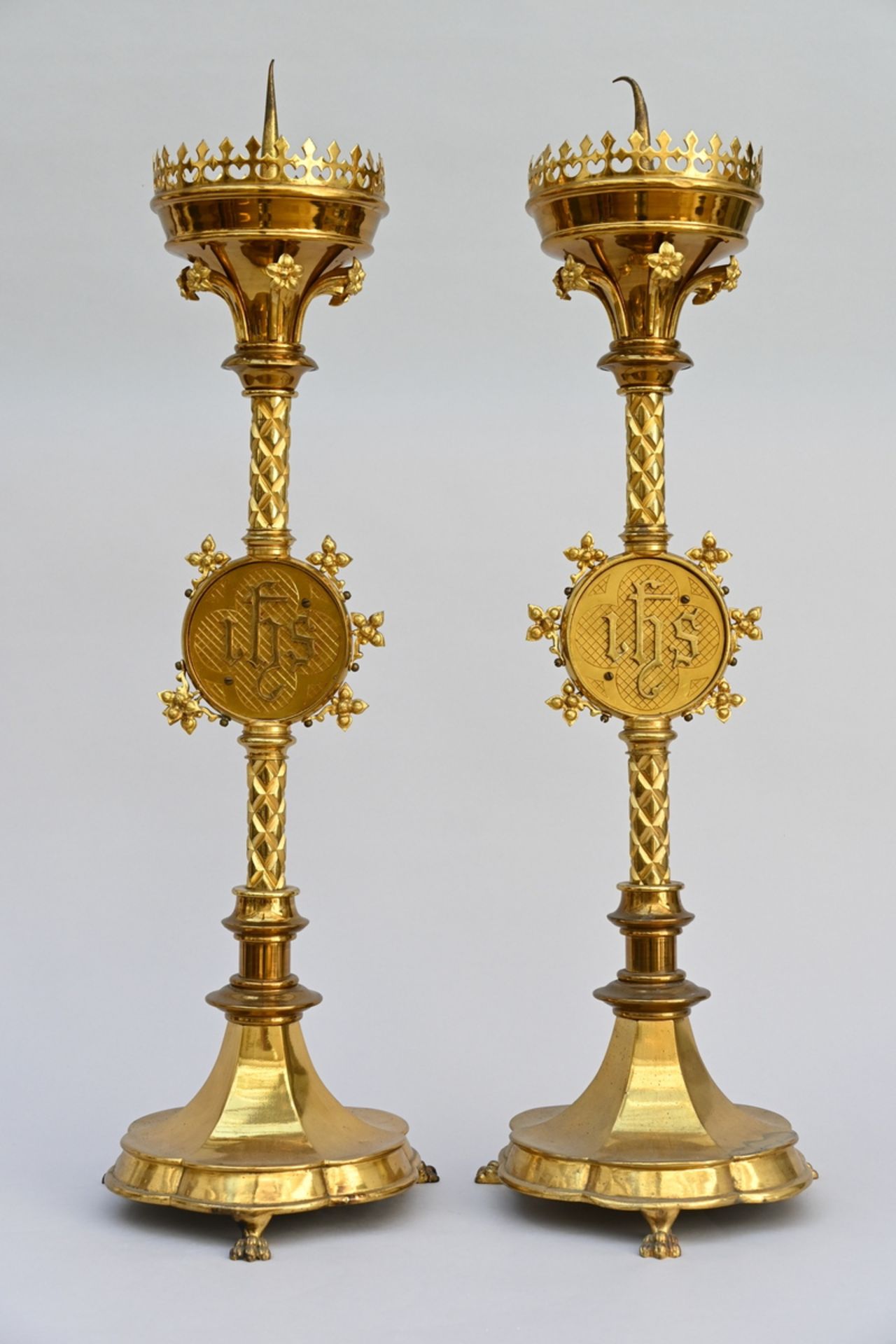 Pair of gothic revival bronze candlesticks (h 90cm) (*) - Bild 2 aus 3