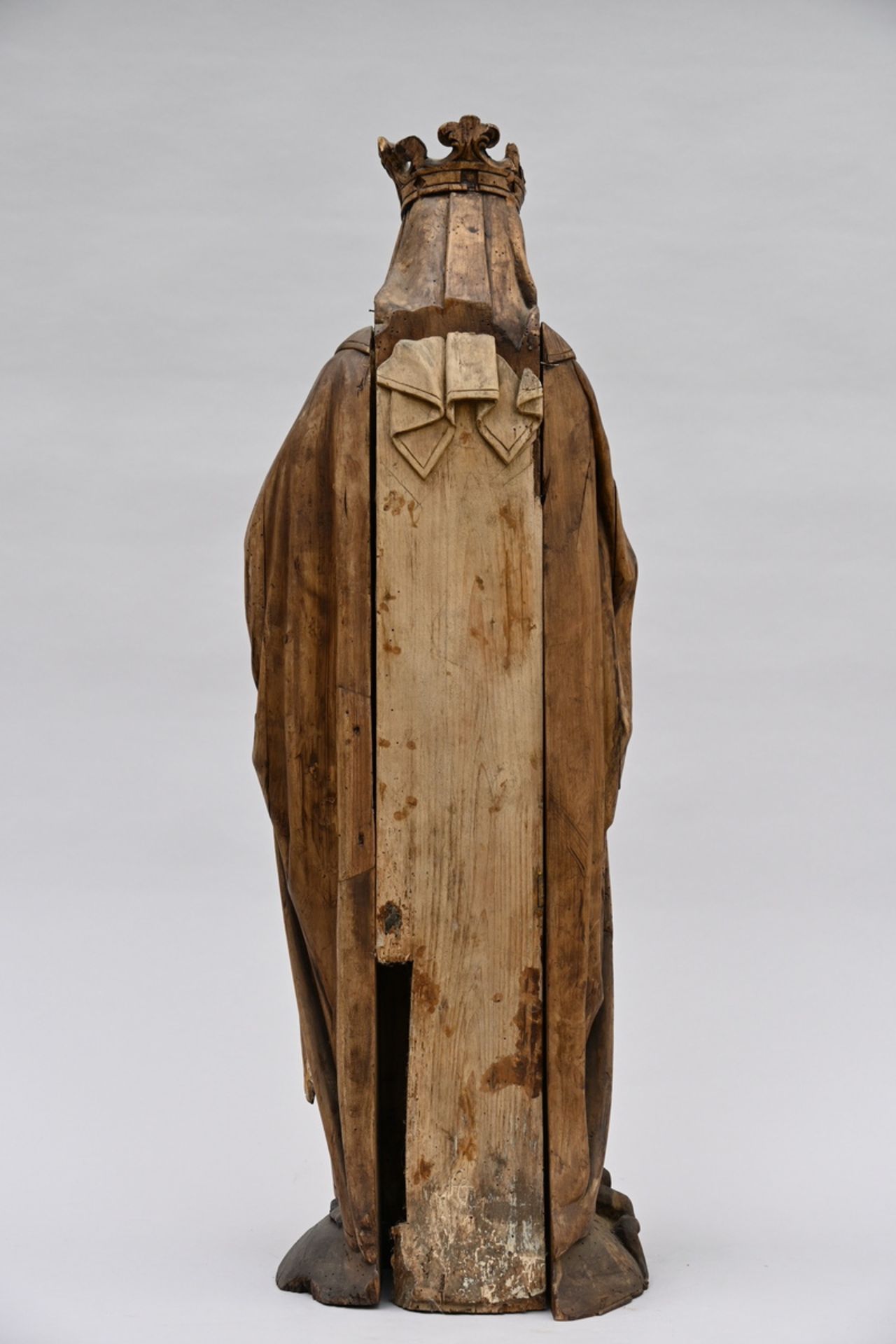 Madonna with child in carved wood, France (h 104cm) (*) - Image 4 of 4