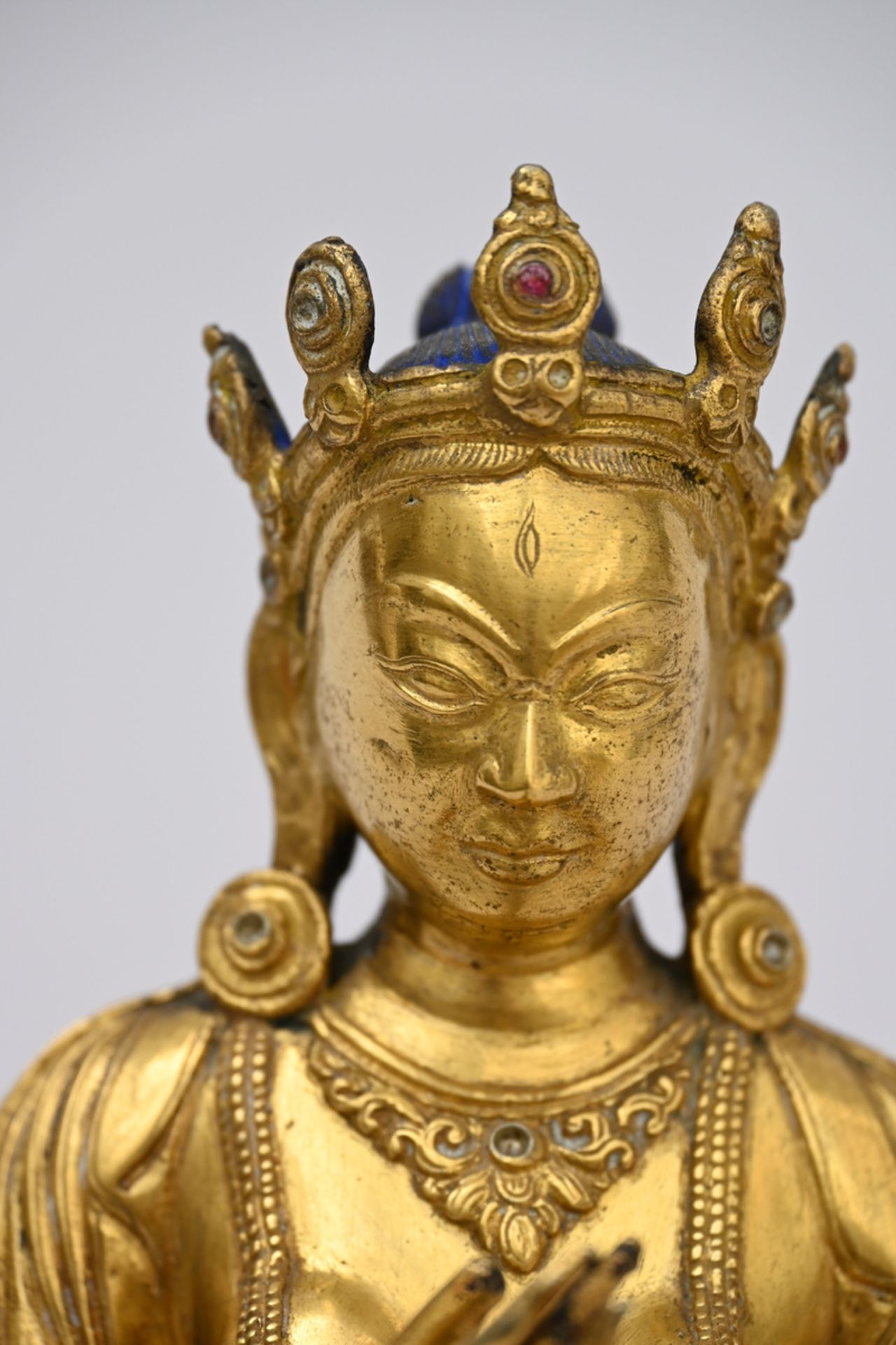 Gilded bronze statue 'Bodhisattva', Tibet circa 1900 (h 20 cm) - Bild 2 aus 6