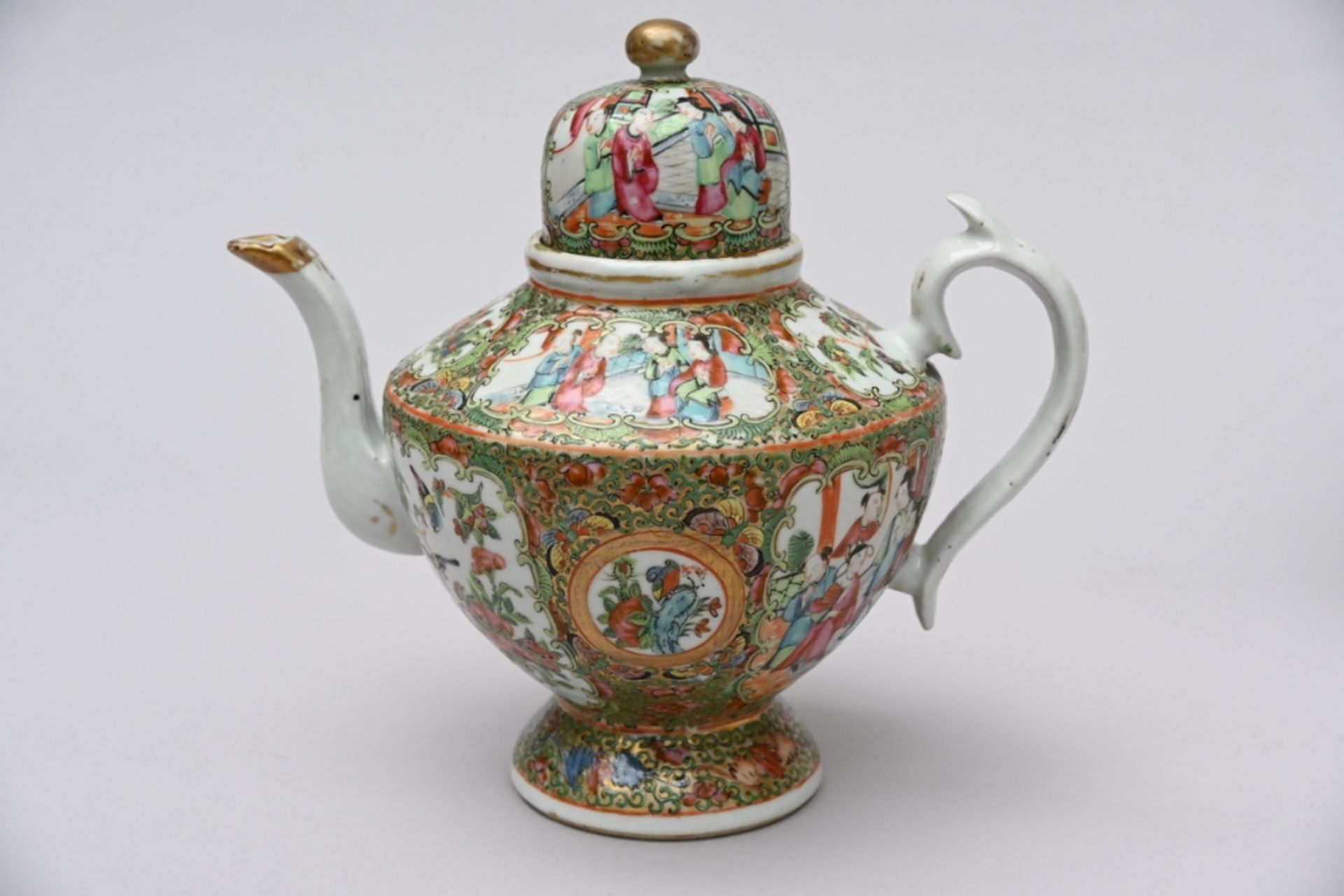 A collection of Canton porcelain: 3 teapots, milk jar, sugar jar, 11 saucers en 10 cups (*) - Image 5 of 6