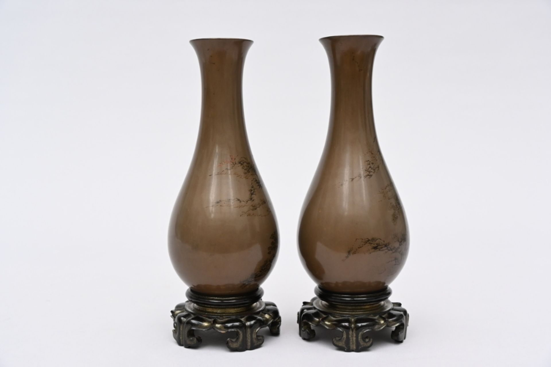 A pair of lacquer vases 'landscape', Republic period (23.5 cm with base) - Bild 3 aus 5