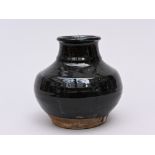 A black glazed vase, China (h17.50cm)