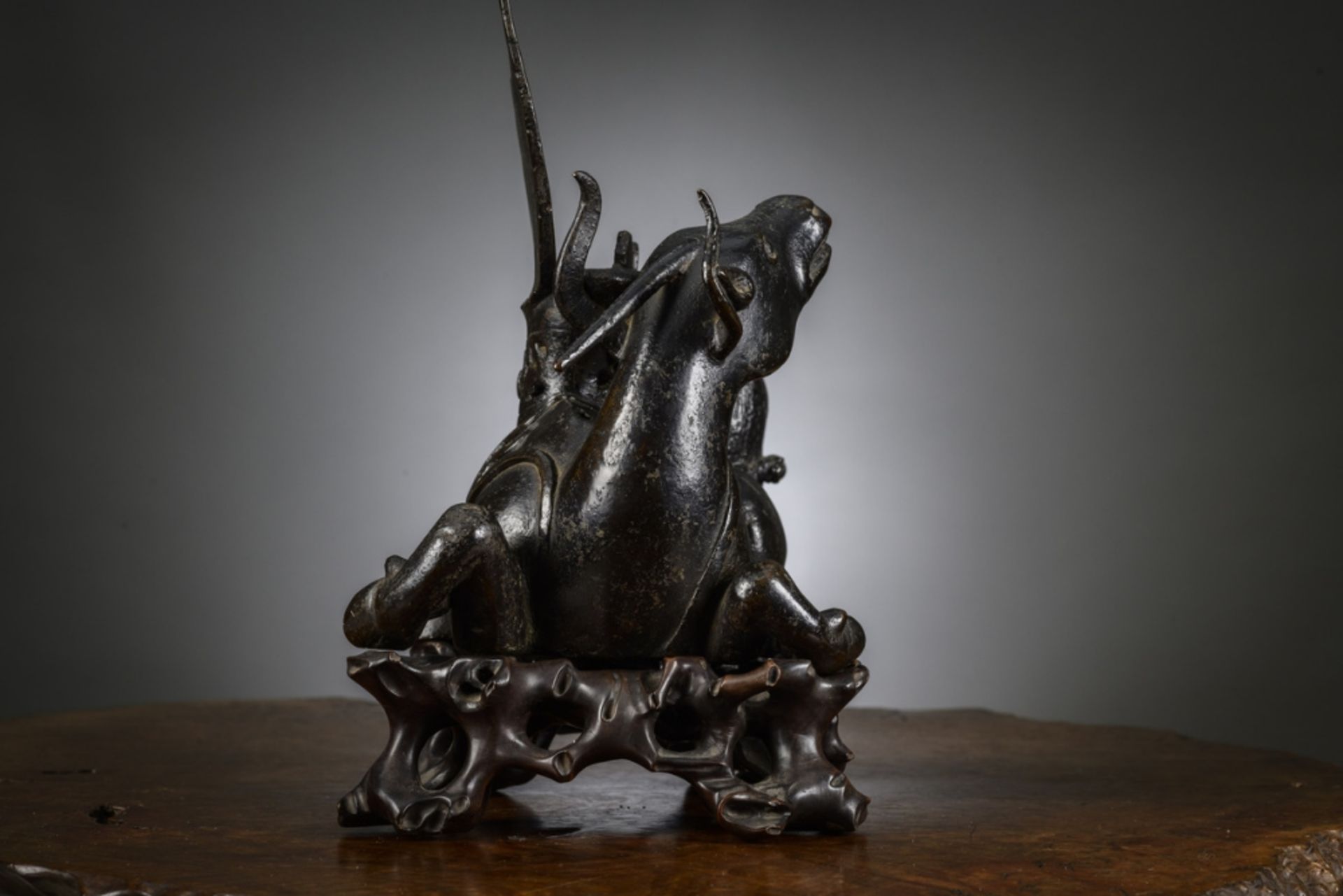 Large Chinese mirror holder in bronze 'Mythical animal', Ming dynasty (22x26x18cm) - Image 2 of 8