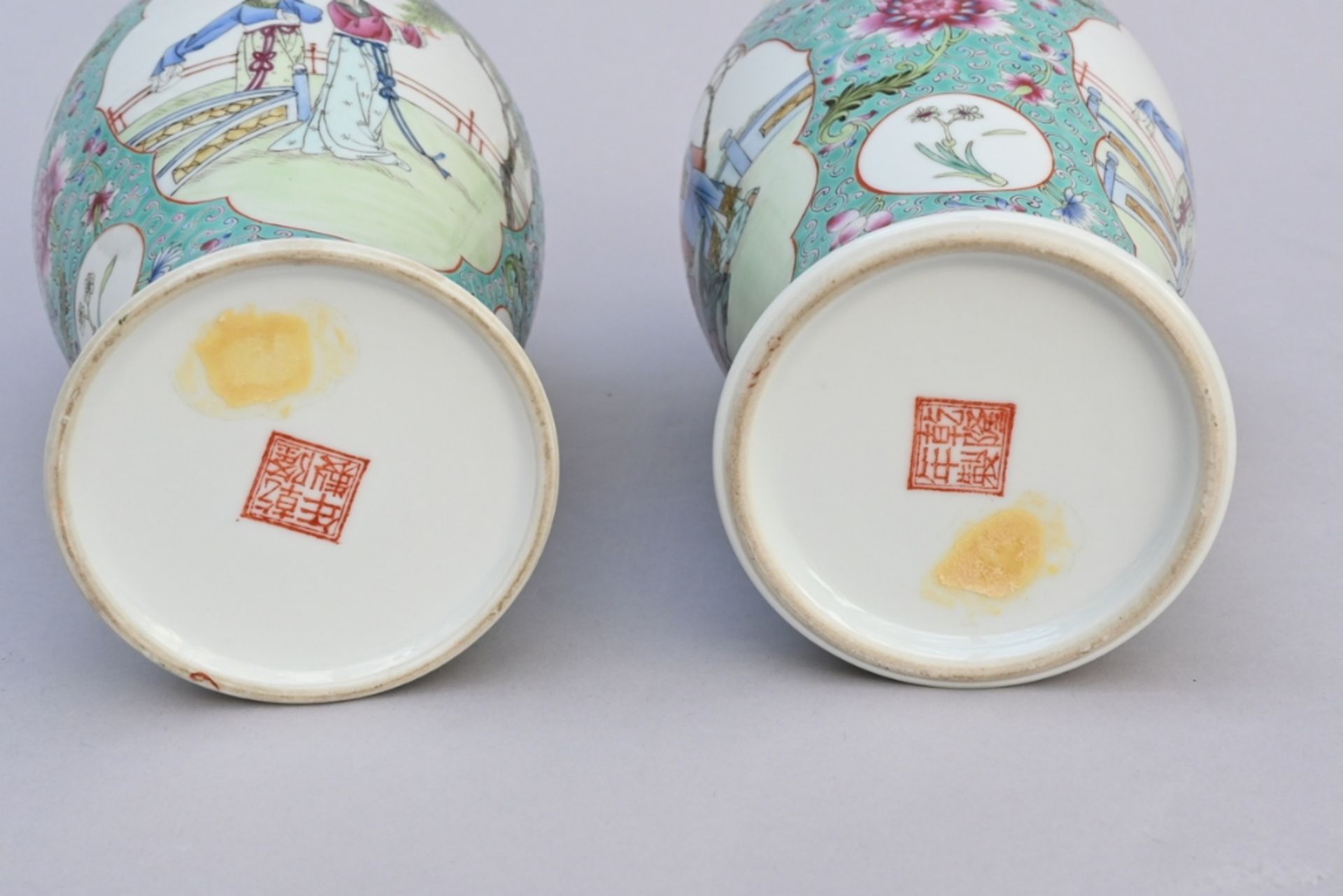 A pair of Chinese turquoise vases famille rose porcelain 'elegant scenes' (h31cm) - Bild 3 aus 4