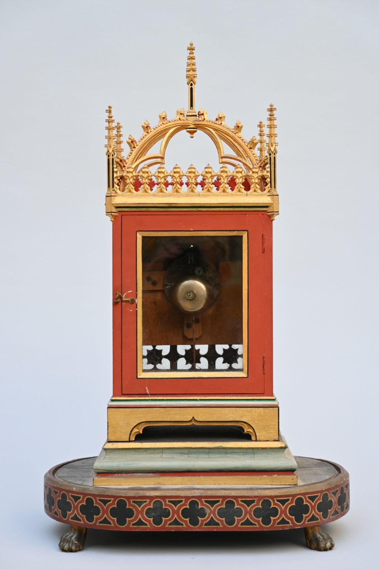 A gothic revival style clock on wooden base (70x42x28cm) (*) - Bild 3 aus 4