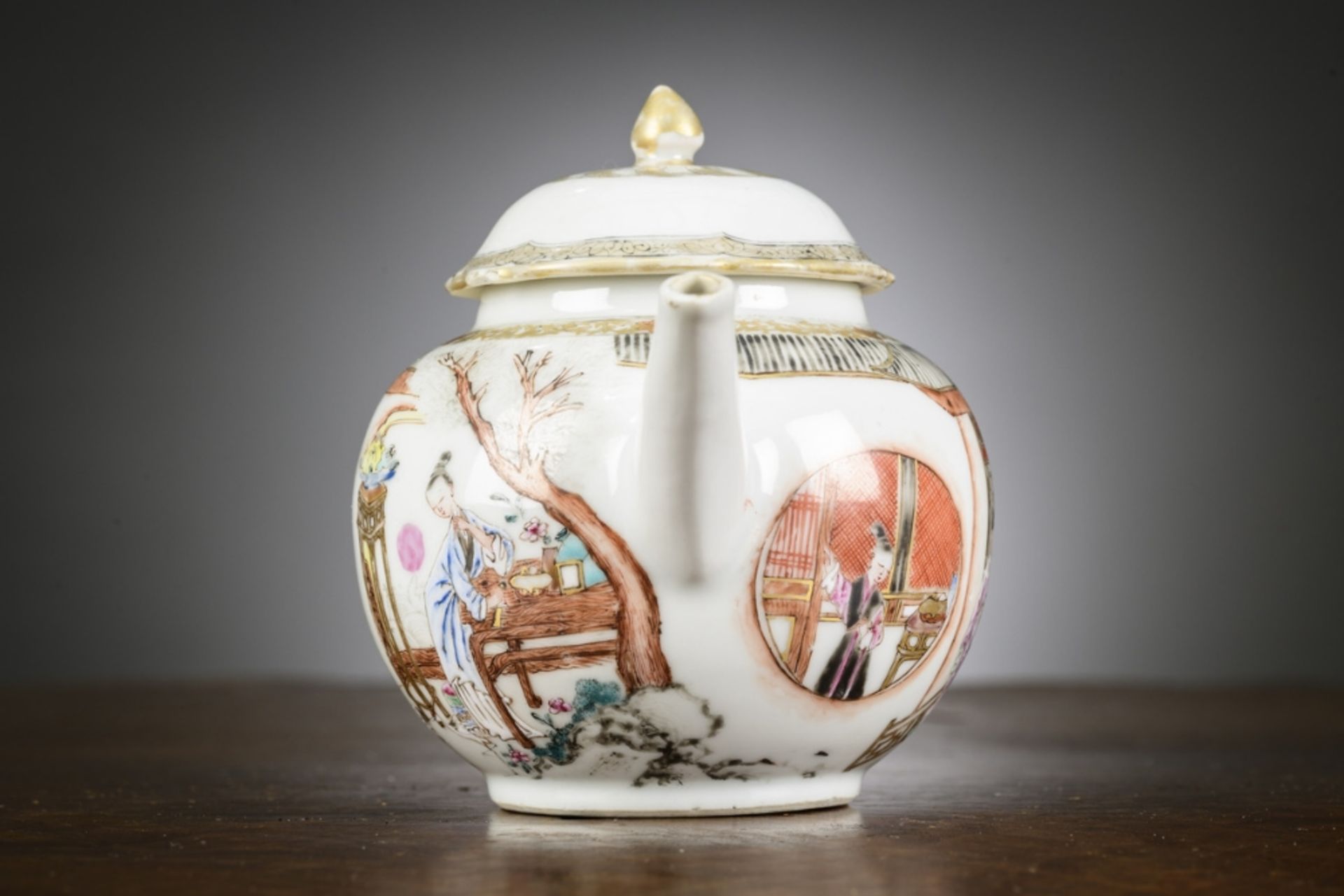 A fine Chinese famille rose teapot 'the visit', Yongzheng period (13x19x10cm) (*) - Bild 2 aus 9
