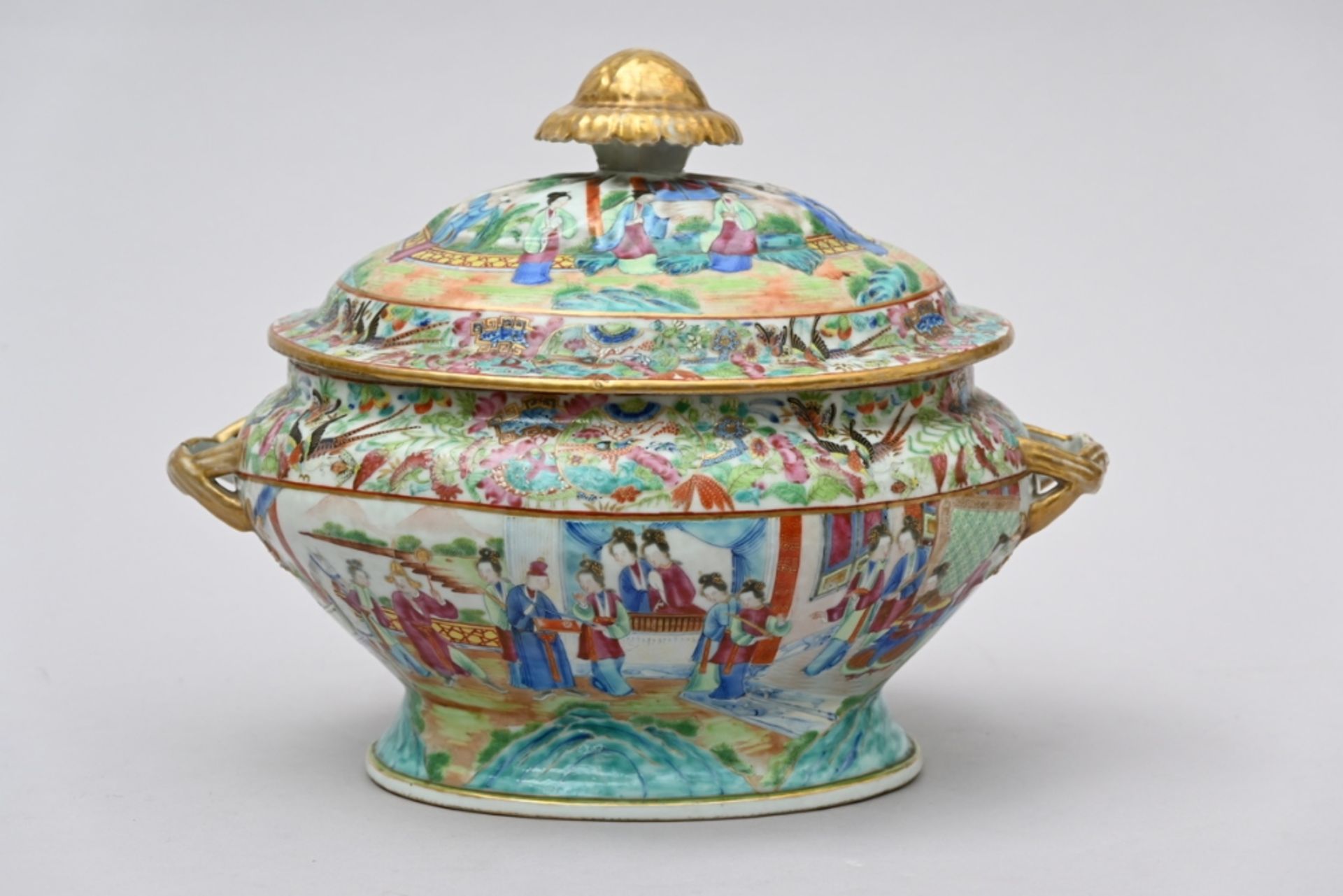 A Chinese porcelain tureen, Canton 19th century (27x35cm)
