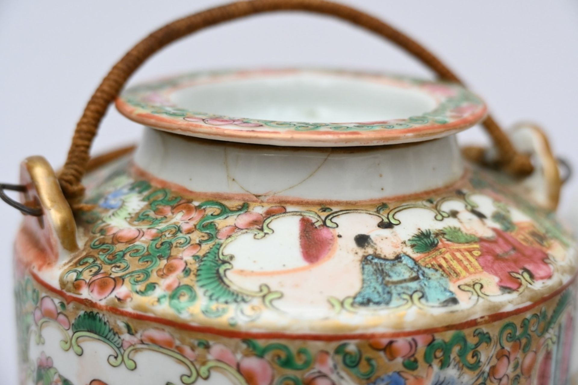 A collection of Canton porcelain: 3 teapots, milk jar, sugar jar, 11 saucers en 10 cups (*) - Bild 4 aus 6