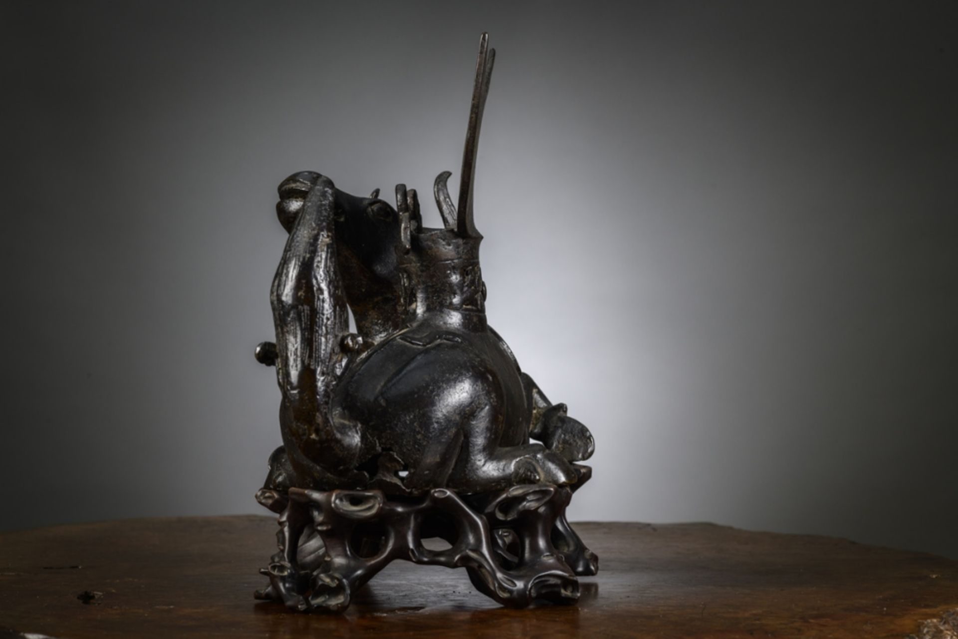 Large Chinese mirror holder in bronze 'Mythical animal', Ming dynasty (22x26x18cm) - Image 4 of 8