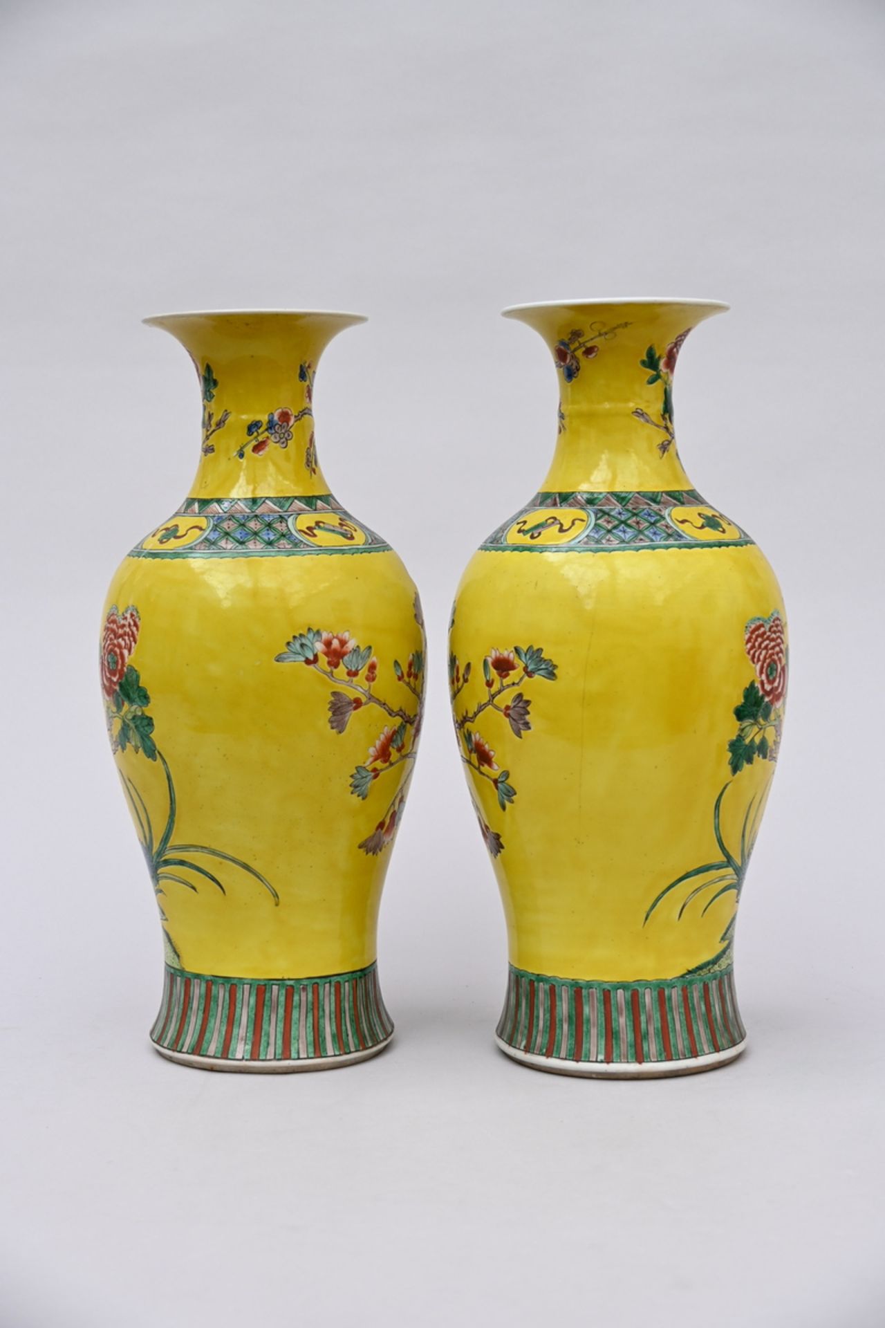 Pair of Chinese porcelain famille verte vases 'flowers' (h47cm) (*) - Bild 2 aus 6