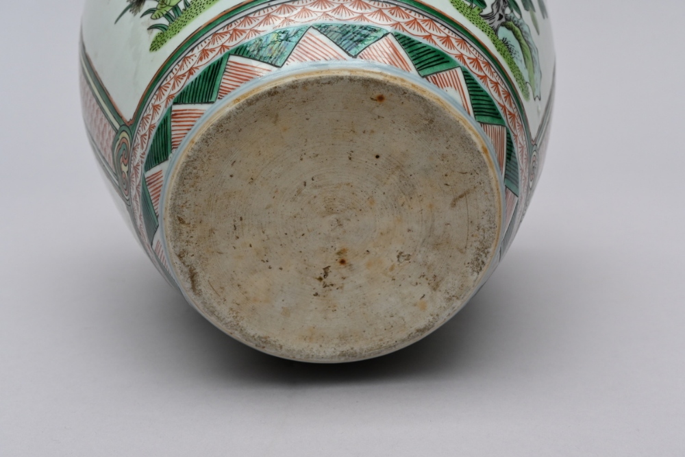 A Chinese wucai vase, 19th century (h31cm) - Image 4 of 4