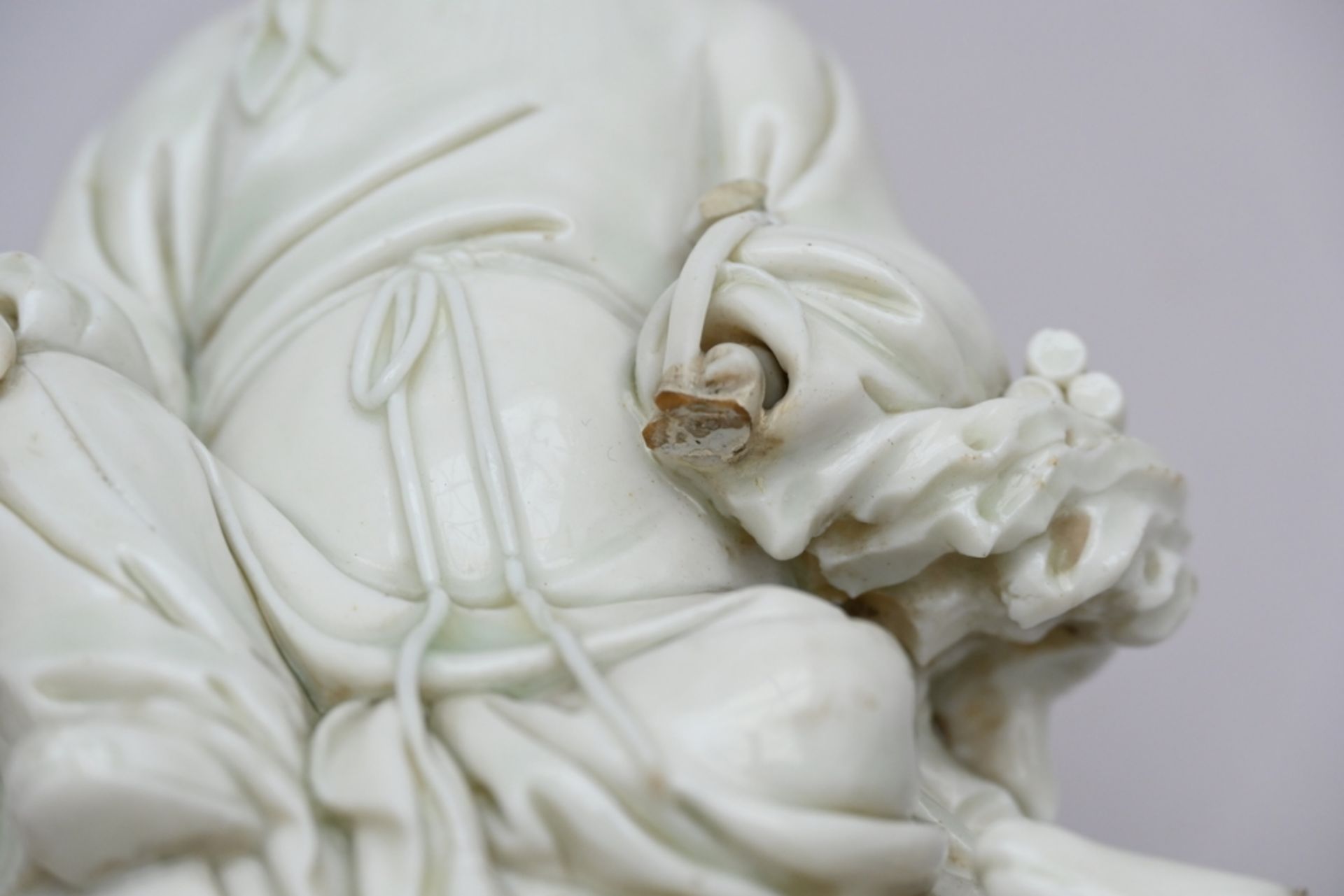 A blanc de chine sculpture 'Laotse', 18th century (h 20 cm) (*) - Bild 5 aus 6