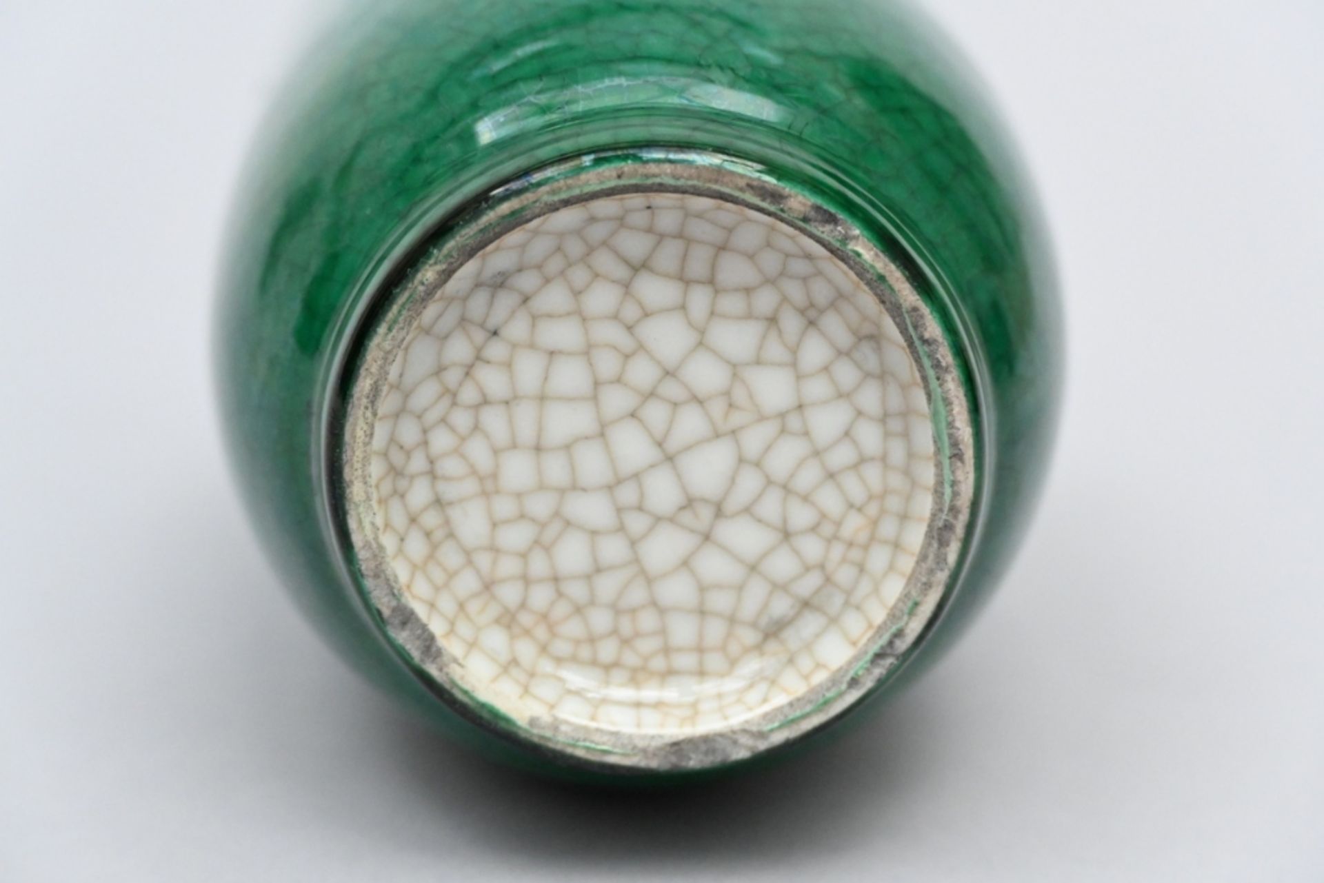 A Chinese vase with crackled 'applegreen' glaze (h20cm) (*) - Image 3 of 4