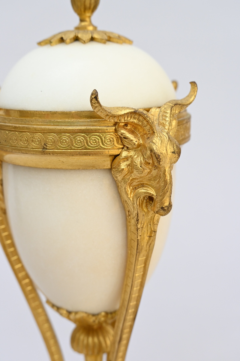 Pair of Louis XVI style marble and bronze cassolettes (h23cm) - Image 2 of 3