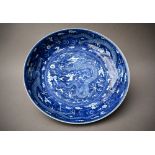 A dish in Chinese blue and white porcelain 'dragons', marked (dia 22.5 cm)
