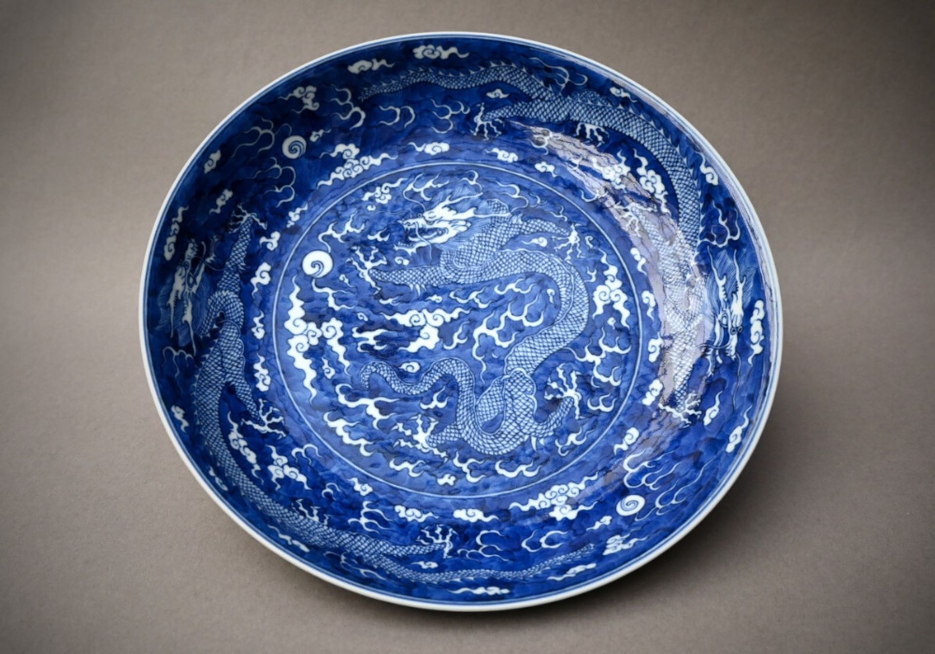 A dish in Chinese blue and white porcelain 'dragons', marked (dia 22.5 cm)