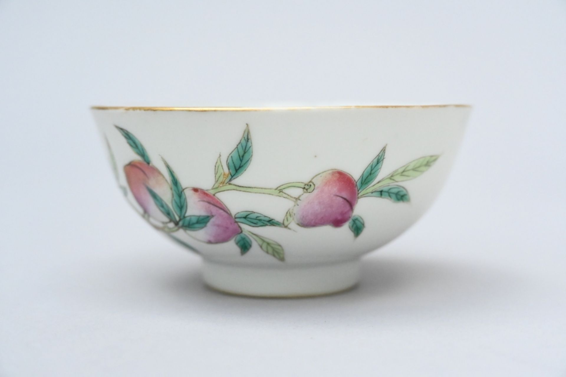 Lot: 3 cups + 2 saucers in Chinese porcelain 'peaches' and 'flowers' (h4x10cm) and (4.50x10.50cm) - Bild 4 aus 4