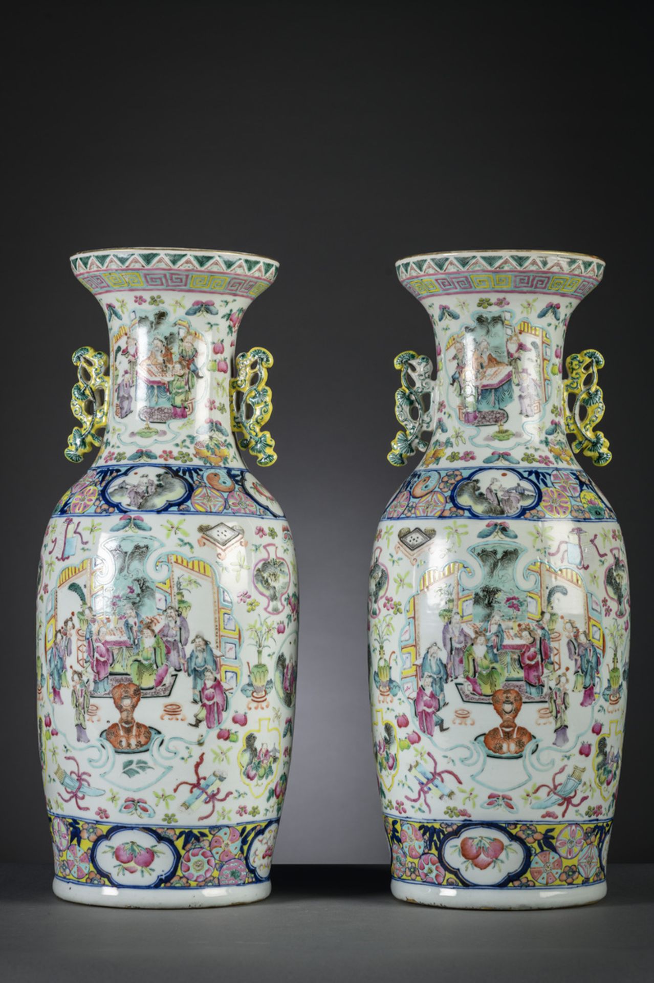 A pair of Chinese famille rose vases 'figures', 19th century (h59.5cm) (*)