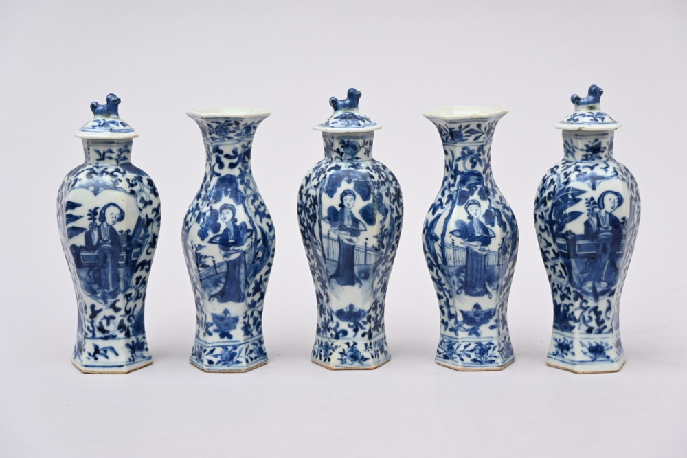 A Chinese five piece set in blue and white porcelain, 19th century (h20 en h21cm) (*) - Image 2 of 5