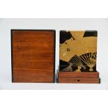 Japanese lacquer box 'fans', late Edo period (box 30x21x23cm) (*)