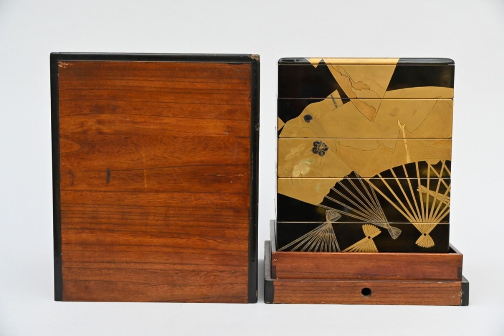 Japanese lacquer box 'fans', late Edo period (box 30x21x23cm) (*)