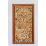 Chinese table with a kesi silk panel (39x87x47.5cm) (*)
