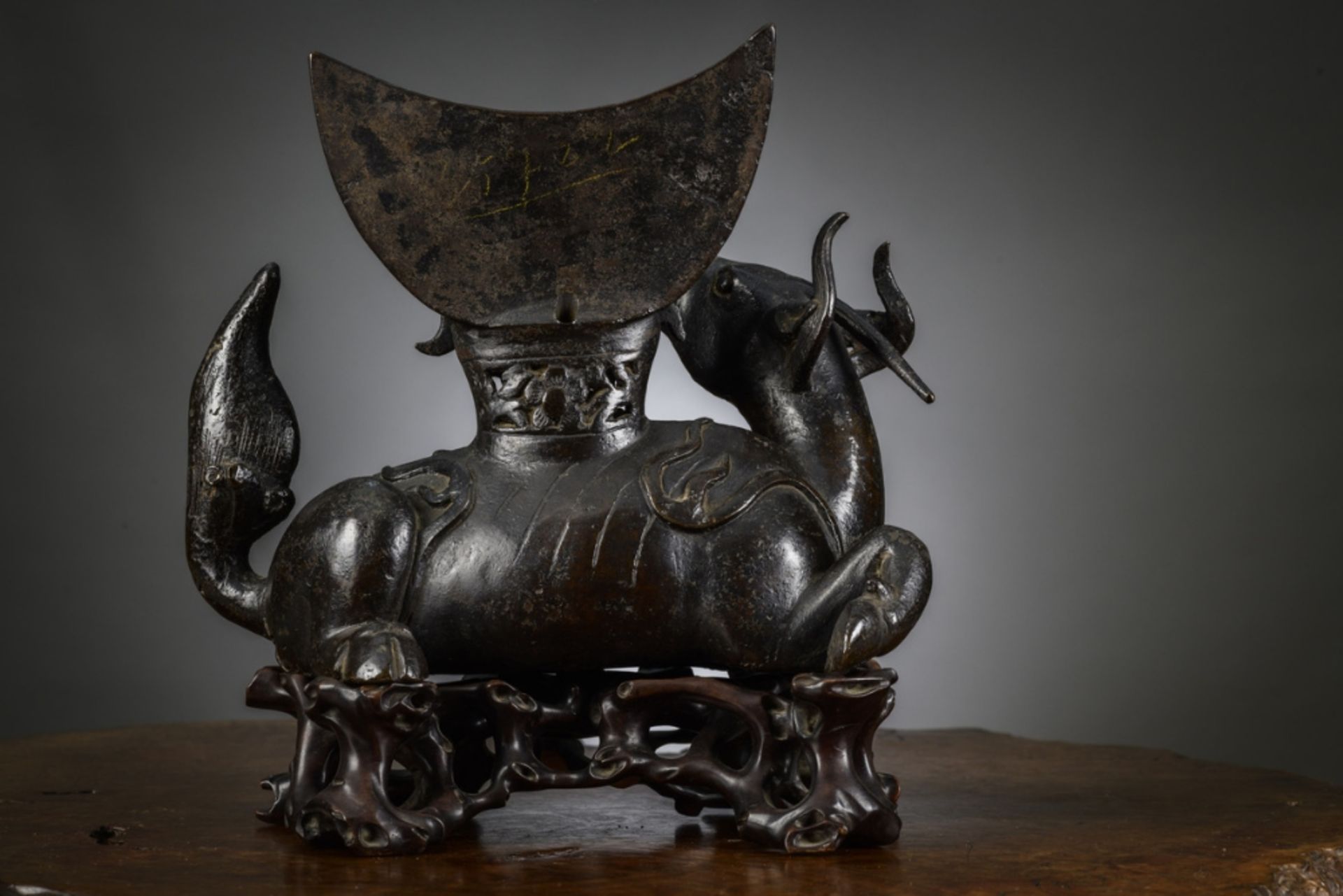 Large Chinese mirror holder in bronze 'Mythical animal', Ming dynasty (22x26x18cm) - Image 3 of 8