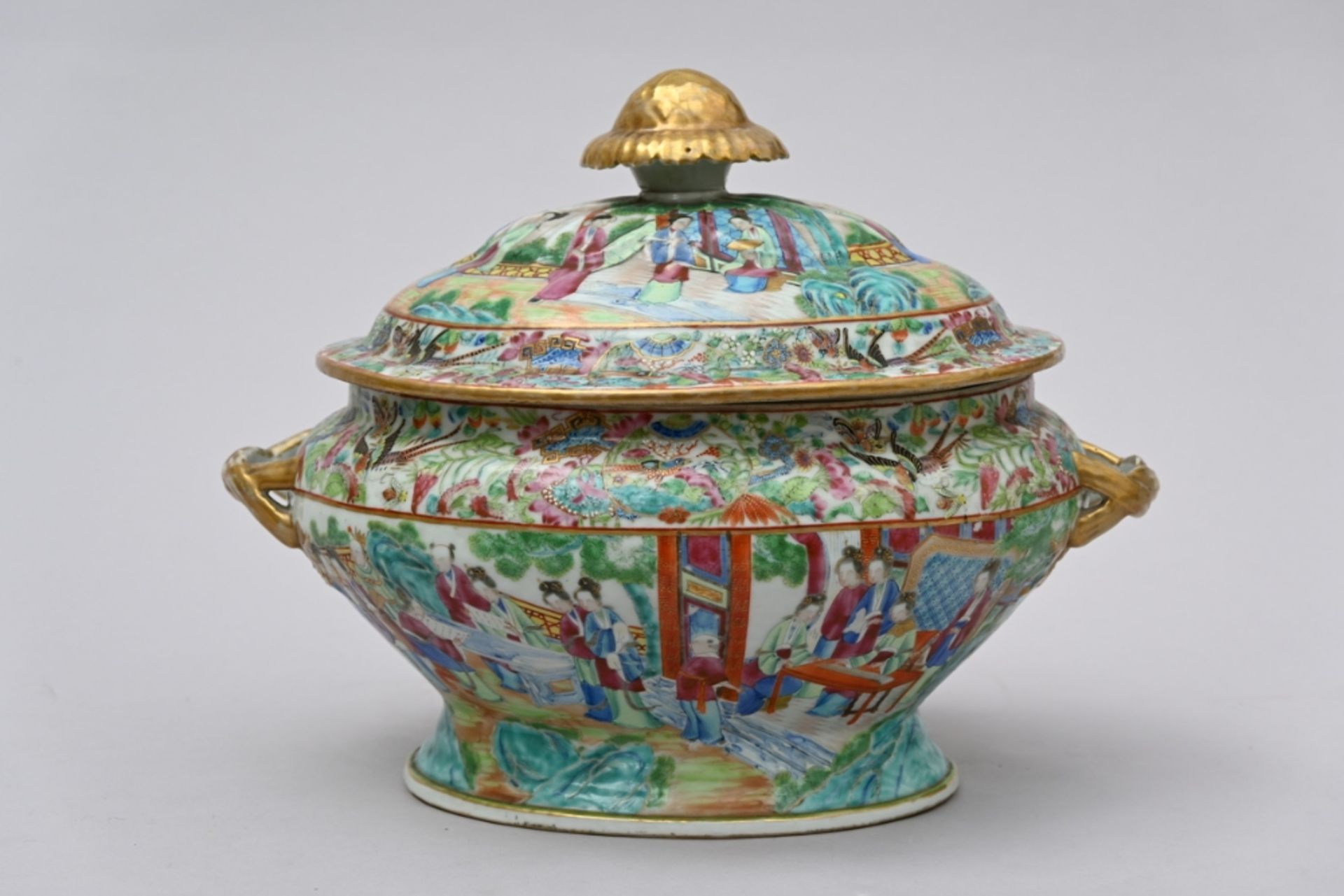 A Chinese porcelain tureen, Canton 19th century (27x35cm) - Bild 3 aus 5