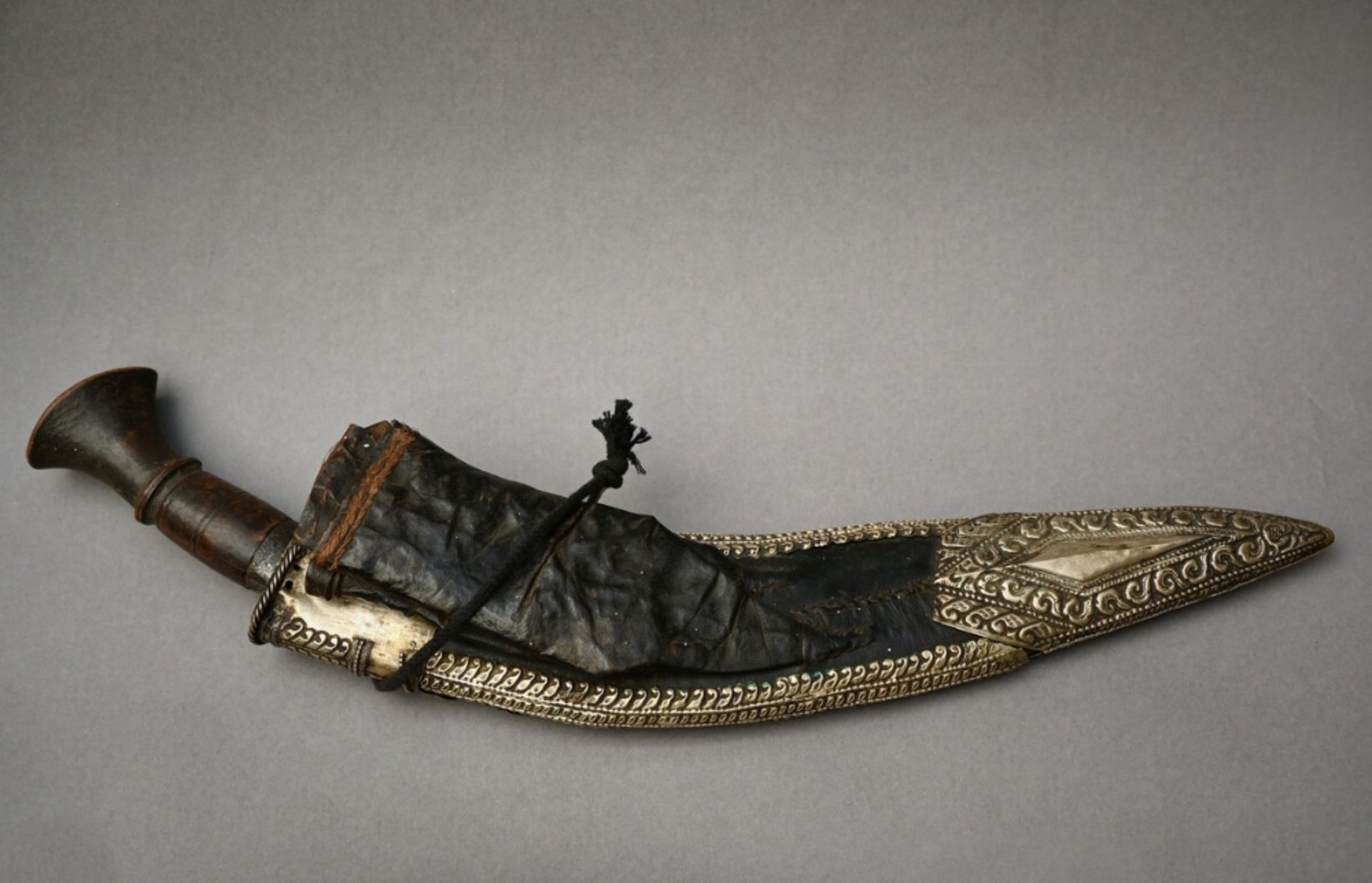 Nepalese Kukri dagger, circa 1900 (l 45cm) - Image 2 of 5