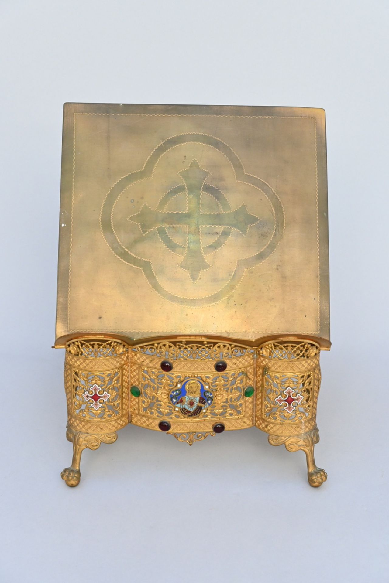 A Gothic Revival Bible stand in copper with enamel (17x32x28cm) - Bild 2 aus 4