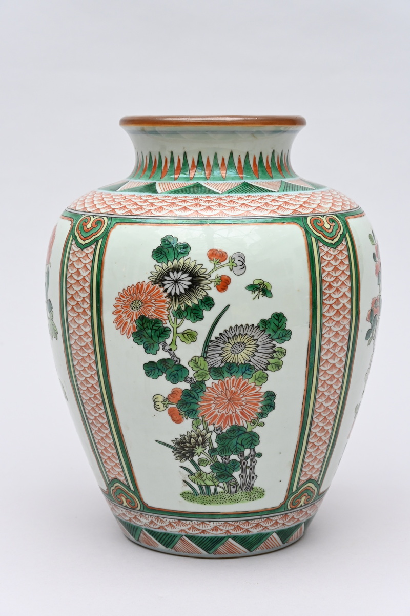 A Chinese wucai vase, 19th century (h31cm)