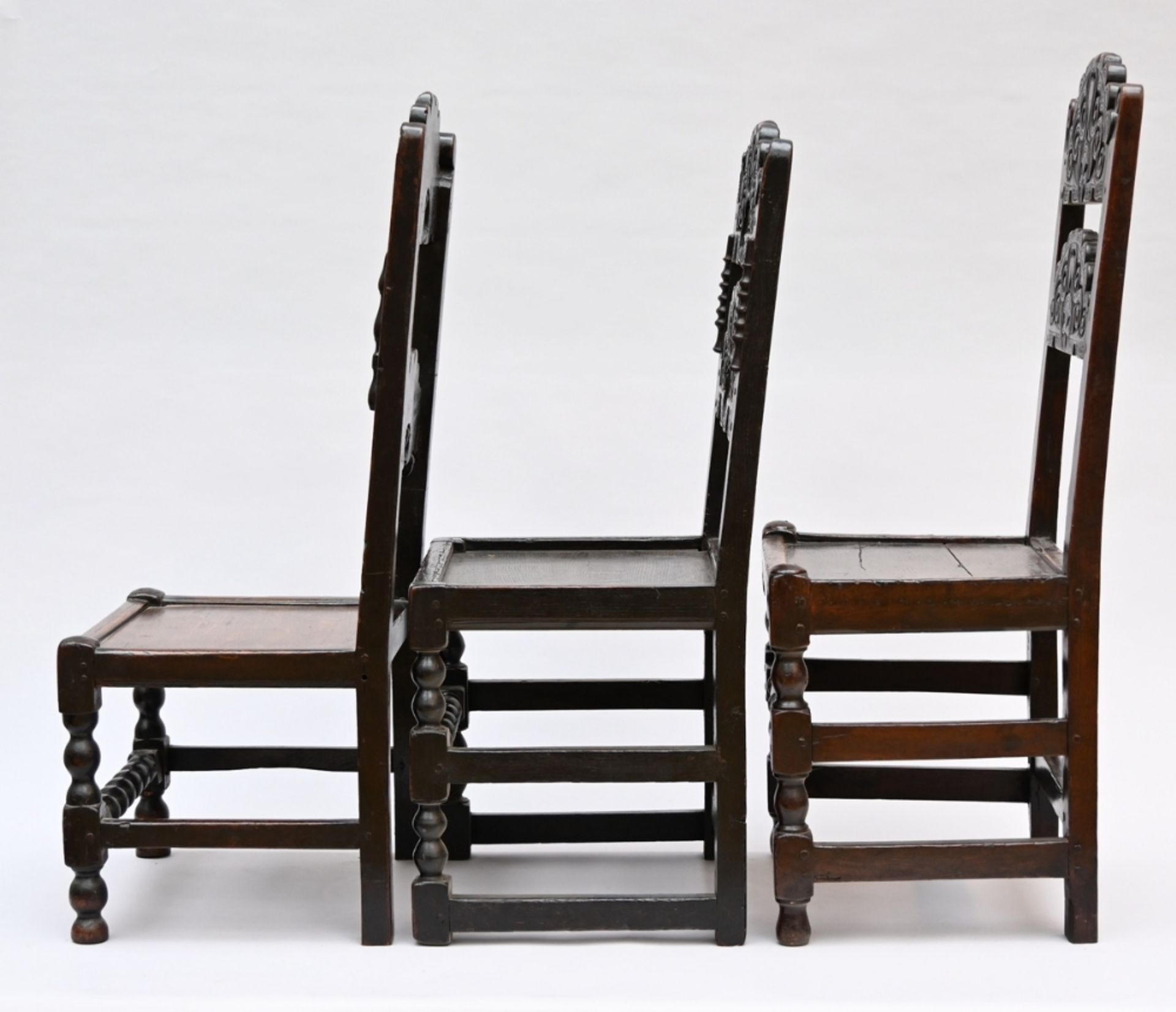 Three English chairs, 17th-18th century (h107, 102, 97cm) - Bild 2 aus 5