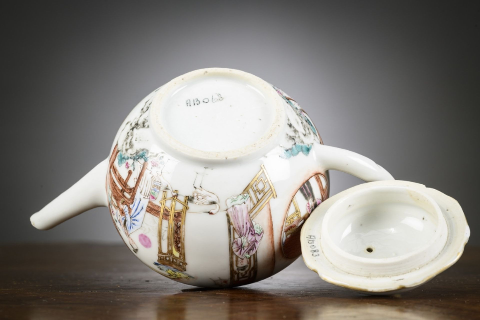 A fine Chinese famille rose teapot 'the visit', Yongzheng period (13x19x10cm) (*) - Bild 5 aus 9