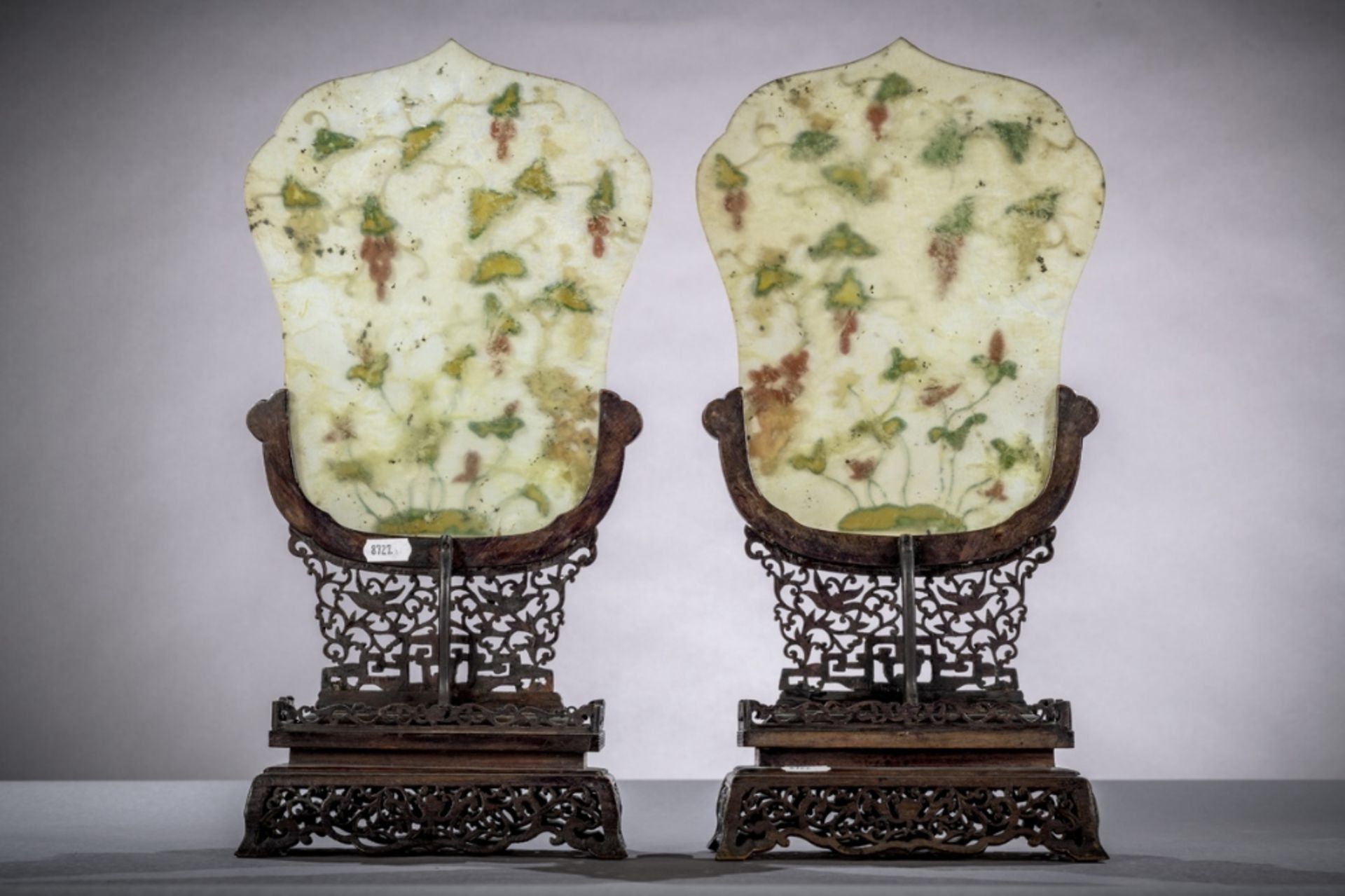 A pair of Chinese table screens with inlaywork on wooden pedestals (44x20x10 cm) (*) - Image 2 of 9